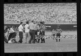 Fotografia "FUTEBOL = 'CAMPEONATO CARIOCA DE PROFISSIONAIS' Jogo Flamengo x Botafogo (3 x 1), America x Portuguesa (2 x 1), Madureira x Bangu (1 x 2), C. Grande x S. Cristovão (1 x 0) e C. Rio x Olaria (1 x 7), Reportagem de Esporte" ([Local n/d] , 1963) [negativo]. / Fotógrafo(a): Equipe.  -- ITEM-0009.