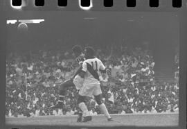 Fotografia "Jogos Campeonato Carioca; 'CAMPEONATO CARIOCA DE 1963' de PROFISSIONAIS (1º Turno) Jogos Vasco x Fluminense (3 x 1) Botafogo x Canto do Rio (3 x 0) America x Madureira (5 x 2) e Olaria x Portuguesa, Reportagem de Esporte" ([Local n/d] , 1963) [negativo]. / Fotógrafo(a): Equipe.  -- ITEM-0033.