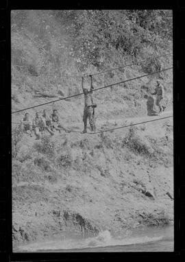 Fotografia "Manobras em Ribeirão das Lages (Paraquedistas: Sobrevivência na Selva operação); 'PARAQUEDISTAS' PARAQUEDISTAS em manobra em Ribeirão das Lages" ([Local n/d] , 1963) [negativo]. / Fotógrafo(a): Méra; Caban.  -- ITEM-0012.