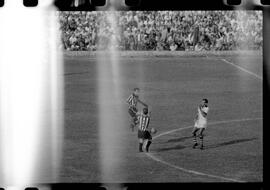 Fotografia "CAMPEONATO CARIOCA DE PROFISSIONAIS DE 1963' (1º TURNO) Jogo Botafogo x Campo Grande (2 x 0)" ([Local n/d] , 1963) [negativo]. / Fotógrafo(a): Demócrito; Ribeiro.  -- ITEM-0001.