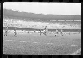 Fotografia "FUTEBOL = 'CAMPEONATO CARIOCA DE PROFISSIONAIS' Jogo Flamengo x Botafogo (3 x 1), America x Portuguesa (2 x 1), Madureira x Bangu (1 x 2), C. Grande x S. Cristovão (1 x 0) e C. Rio x Olaria (1 x 7), Reportagem de Esporte" ([Local n/d] , 1963) [negativo]. / Fotógrafo(a): Equipe.  -- ITEM-0107.