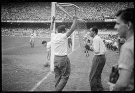 Fotografia "Futebol - R.J. (Campeonato Carioca - Jogo Botafogo x Fluminense), Seção: Esportes" ([Local n/d] , [Data n/d]) [negativo]. / Fotógrafo(a): Equipe.  -- ITEM-0069.