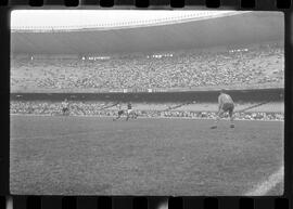 Fotografia "CAPEONATO [CAMPEONATO] CARIOCA DE 1963' (PROFISSIONAIS) (1º Turno) Jogo Famengo [Flamengo] x Campo Grande (5 x 0); Jogo Flamengo e Campo Grande, Reportagem de Esporte" ([Local n/d] , 1963) [negativo]. / Fotógrafo(a): Ribeiro; Demócrito.  -- ITEM-0034.