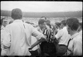 Fotografia "Futebol - R.J. (Campeonato Carioca - Jogo Botafogo x Fluminense), Seção: Esportes" ([Local n/d] , [Data n/d]) [negativo]. / Fotógrafo(a): Equipe.  -- ITEM-0153.