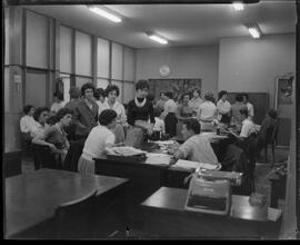 Fotografia "Recepcionistas na redação de Última Hora" ([Local n/d] , [Data n/d]) [negativo]. / Fotógrafo(a): Estrela e Álvaro.  -- ITEM-0003.