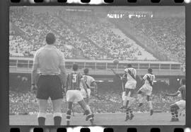 Fotografia "Jogos Campeonato Carioca; 'CAMPEONATO CARIOCA DE 1963' de PROFISSIONAIS (1º Turno) Jogos Vasco x Fluminense (3 x 1) Botafogo x Canto do Rio (3 x 0) America x Madureira (5 x 2) e Olaria x Portuguesa, Reportagem de Esporte" ([Local n/d] , 1963) [negativo]. / Fotógrafo(a): Equipe.  -- ITEM-0262.