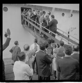 Fotografia "NAVIO 'ANA NERY' ALMOÇO DE JANGO NO NAVIO ANA NERY" ([Local n/d] , 1963) [negativo]. / Fotógrafo(a): Rodolpho.  -- ITEM-0008.