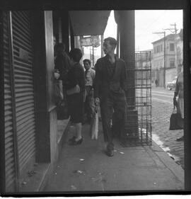 Fotografia "LEITE' Reportagem com falta de leite filas para compra do produto, Reportagem de Duarte" ([Local n/d] , 1963) [negativo]. / Fotógrafo(a): José Gomes.  -- ITEM-0009.