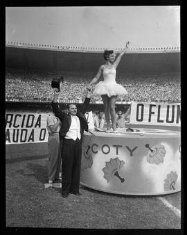 Fotografia "Futebol - Flamengo x Fluminense" ([Local n/d] , [Data n/d]) [negativo]. / Fotógrafo(a): Ângelo e Adir.  -- ITEM-0014.