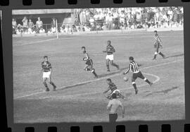 Fotografia "FUTEBOL = 'CAMPEONATO CARIOCA DE PROFISSIONAIS' Jogo Flamengo x Botafogo (3 x 1), America x Portuguesa (2 x 1), Madureira x Bangu (1 x 2), C. Grande x S. Cristovão (1 x 0) e C. Rio x Olaria (1 x 7), Reportagem de Esporte" ([Local n/d] , 1963) [negativo]. / Fotógrafo(a): Equipe.  -- ITEM-0202.