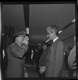 Fotografia "BRASÍLIA - Ministro da Marinha entrega condecorações (medalha do Mérito Naval) à diversas personalidades (Helio de Almeida pelo ministro Silvio Mota) e outros personagens; MEDALHA DO MÉRITO BSB" ([Local n/d] , 1963) [negativo]. / Fotógrafo(a): Neville.  -- ITEM-0001.