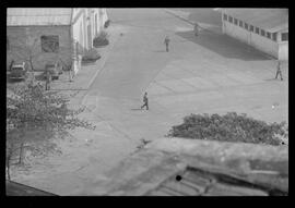 Fotografia "Caso de Helio Fernandes na P.E. reportagem com o quartel onde se acha preso), Reportagem de Méra" ([Local n/d] , 1963) [negativo]. / Fotógrafo(a): Ferreira.  -- ITEM-0012.