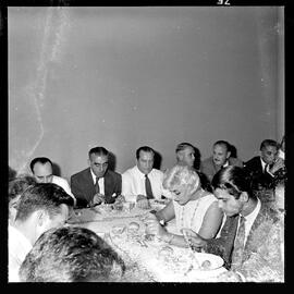 Fotografia "Banquete oferecido por 'UH' em homenagem aos campeões do Super-super, Clube de Regatas Vasco da Gama" ([Local n/d] , [Data n/d]) [negativo]. / Fotógrafo(a): Demócrito.  -- ITEM-0002.