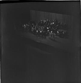 Fotografia "TEATRO MUNICIPAL' 'Noite de Lamartine Babo' no Teatro Municipal, Reportagem de Eli" ([Local n/d] , 1963) [negativo]. / Fotógrafo(a): Roberto.  -- ITEM-0009.