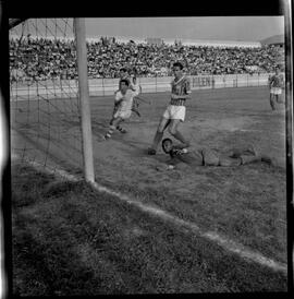 Fotografia "FUTEBOL = 'CAMPEONATO CARIOCA DE PROFISSIONAIS' Jogo Flamengo x Botafogo (3 x 1), America x Portuguesa (2 x 1), Madureira x Bangu (1 x 2), C. Grande x S. Cristovão (1 x 0) e C. Rio x Olaria (1 x 7), Reportagem de Esporte" ([Local n/d] , 1963) [negativo]. / Fotógrafo(a): Equipe.  -- ITEM-0318.