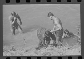 Fotografia "Manobras em Ribeirão das Lages (Paraquedistas: Sobrevivência na Selva operação); 'PARAQUEDISTAS' PARAQUEDISTAS em manobra em Ribeirão das Lages" ([Local n/d] , 1963) [negativo]. / Fotógrafo(a): Méra; Caban.  -- ITEM-0023.