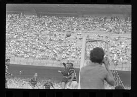 Fotografia "FUTEBOL = 'CAMPEONATO CARIOCA DE PROFISSIONAIS' Jogo Flamengo x Botafogo (3 x 1), America x Portuguesa (2 x 1), Madureira x Bangu (1 x 2), C. Grande x S. Cristovão (1 x 0) e C. Rio x Olaria (1 x 7), Reportagem de Esporte" ([Local n/d] , 1963) [negativo]. / Fotógrafo(a): Equipe.  -- ITEM-0130.