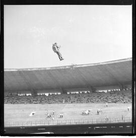 Fotografia "CAMPEONATO CARIOCA DE PROFISSIONAIS DE 1963 (1º TURNO) Jogos - Campeonato Carioca. Flamengo x Madureira (5 x 0) - Vasco x América (2 x 0) e Fluminense x Portuguesa (1 x 1). e Peter Kedzierski, homem voador dos EUA, (Vôo)" ([Local n/d] , 1963) [negativo]. / Fotógrafo(a): Equipe.  -- ITEM-0143.