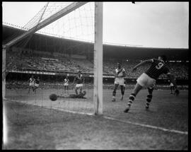 Fotografia "Esporte - Futebol - Fluminense x Vasco" ([Local n/d] , [Data n/d]) [negativo]. / Fotógrafo(a): Ângelo.  -- ITEM-0013.