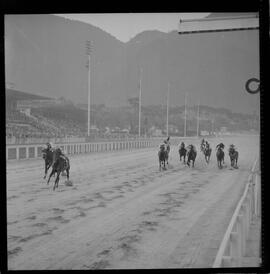 Fotografia "2 GRANDE PRÊMIO 'DOUTOR FRONTIN' TURF (Vendedor o cavalo 'Atramo' pilotado pelo jouqie [jóquei] Manoel Silva)" ([Local n/d] , 1963) [negativo]. / Fotógrafo(a): Alvaro.  -- ITEM-0001.