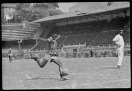 Fotografia "Futebol - R.J. (Equipe do Fluminense, 1952), Seção: Esportes" ([Local n/d] , 1952) [negativo]. / Fotógrafo(a): Equipe.  -- ITEM-0030.