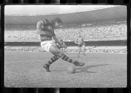 Fotografia "CAPEONATO [CAMPEONATO] CARIOCA DE 1963' (PROFISSIONAIS) (1º Turno) Jogo Famengo [Flamengo] x Campo Grande (5 x 0); Jogo Flamengo e Campo Grande, Reportagem de Esporte" ([Local n/d] , 1963) [negativo]. / Fotógrafo(a): Ribeiro; Demócrito.  -- ITEM-0028.