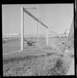 Fotografia "Jogos Campeonato Carioca; 'CAMPEONATO CARIOCA DE 1963' de PROFISSIONAIS (1º Turno) Jogos Vasco x Fluminense (3 x 1) Botafogo x Canto do Rio (3 x 0) America x Madureira (5 x 2) e Olaria x Portuguesa, Reportagem de Esporte" ([Local n/d] , 1963) [negativo]. / Fotógrafo(a): Equipe.  -- ITEM-0302.