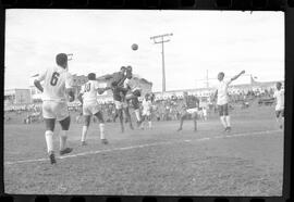 Fotografia "Jogos Campeonato Carioca; 'CAMPEONATO CARIOCA DE 1963' de PROFISSIONAIS (1º Turno) Jogos Vasco x Fluminense (3 x 1) Botafogo x Canto do Rio (3 x 0) America x Madureira (5 x 2) e Olaria x Portuguesa, Reportagem de Esporte" ([Local n/d] , 1963) [negativo]. / Fotógrafo(a): Equipe.  -- ITEM-0045.