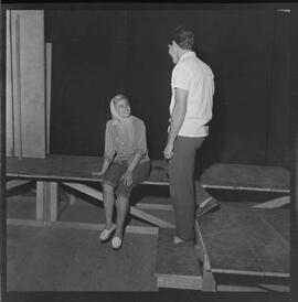 Fotografia "TEATRO DO JOVEM; TEATRO DE AGORA - UNE" ([Local n/d] , 1961) [negativo]. / Fotógrafo(a): ALVARO.  -- ITEM-0004.