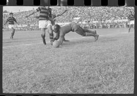 Fotografia "CAMPEONATO CARIOCA DE PROFISSIONAIS DE 1963 (1º TURNO) Jogos - Campeonato Carioca. Flamengo x Madureira (5 x 0) - Vasco x América (2 x 0) e Fluminense x Portuguesa (1 x 1). e Peter Kedzierski, homem voador dos EUA, (Vôo)" ([Local n/d] , 1963) [negativo]. / Fotógrafo(a): Equipe.  -- ITEM-0065.