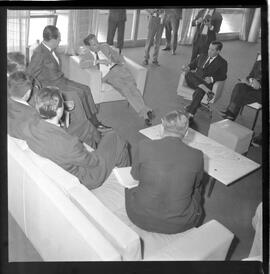 Fotografia "BSB; Brasília - Assembléia - Jango c/ deputados do Psd - Comissão de Inquérito - IBAD Leonel Brizola" ([Local n/d] , 1963) [negativo]. / Fotógrafo(a): Neville.  -- ITEM-0010.