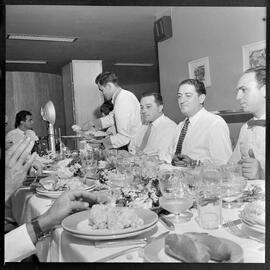 Fotografia "Aniversário do Sr. Roberto Maia (Chefe do Departamento Fotográfico) (Restaurante do Jornal)" ([Local n/d] , [Data n/d]) [negativo]. / Fotógrafo(a): Estrela.  -- ITEM-0002.