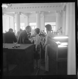 Fotografia "CONGR. INTER. DA FAMÍLIA; 'CONGRESSO INTERNACIONAL DA FAMÍLIA' Inauguração do Congresso Internacional da Família no Hotel Glória tendo usado da palavra o Prof. Heli Menegale, representante do Presidente JG.)" ([Local n/d] , 1963) [negativo]. / Fotógrafo(a): Rodolfo.  -- ITEM-0001.