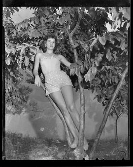 Fotografia "Concurso de Beleza - R.J. (Rainha do Verão)" ([Local n/d] , [Data n/d]) [negativo]. / Fotógrafo(a): [Autoria n/d].  -- ITEM-0003.