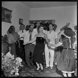 Fotografia "Fotos na residência do Sr. Paulo Medeiros. Festa - Amigos do Samba" ([Local n/d] , [Data n/d]) [negativo]. / Fotógrafo(a): Hélio Santos.  -- ITEM-0006.