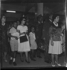 Fotografia "FAB PARA O CONGO; AERONAUTICA [AERONÁUTICA] = (FAB) Novos oficiais da FAB partem para o Congo Belga em Missão de Paz chefiados pelo Major Aviador Helio Campos" ([Local n/d] , 1961) [negativo]. / Fotógrafo(a): L. SANTOS.  -- ITEM-0008.
