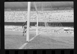 Fotografia "FUTEBOL = 'CAMPEONATO CARIOCA DE PROFISSIONAIS' Jogo Flamengo x Botafogo (3 x 1), America x Portuguesa (2 x 1), Madureira x Bangu (1 x 2), C. Grande x S. Cristovão (1 x 0) e C. Rio x Olaria (1 x 7), Reportagem de Esporte" ([Local n/d] , 1963) [negativo]. / Fotógrafo(a): Equipe.  -- ITEM-0188.