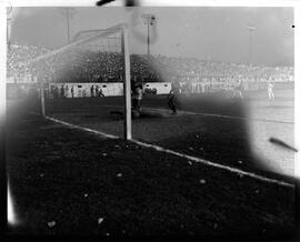 Fotografia "Futebol - Flamengo x Fluminense" ([Local n/d] , [Data n/d]) [negativo]. / Fotógrafo(a): Ângelo e Paulo.  -- ITEM-0005.