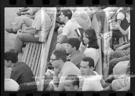 Fotografia "Jogos Campeonato Carioca; 'CAMPEONATO CARIOCA DE 1963' de PROFISSIONAIS (1º Turno) Jogos Vasco x Fluminense (3 x 1) Botafogo x Canto do Rio (3 x 0) America x Madureira (5 x 2) e Olaria x Portuguesa, Reportagem de Esporte" ([Local n/d] , 1963) [negativo]. / Fotógrafo(a): Equipe.  -- ITEM-0289.