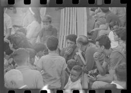 Fotografia "Jogos Campeonato Carioca; 'CAMPEONATO CARIOCA DE 1963' de PROFISSIONAIS (1º Turno) Jogos Vasco x Fluminense (3 x 1) Botafogo x Canto do Rio (3 x 0) America x Madureira (5 x 2) e Olaria x Portuguesa, Reportagem de Esporte" ([Local n/d] , 1963) [negativo]. / Fotógrafo(a): Equipe.  -- ITEM-0293.