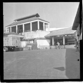 Fotografia "Abastecimento' 'Leite' Rep. s 'Leite' (Reportagem com a falta de leite), Reportagem de Carlos Areias" ([Local n/d] , 1963) [negativo]. / Fotógrafo(a): Ferreira.  -- ITEM-0001.