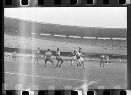 Fotografia "CAMPEONATO CARIOCA DE PROFISSIONAIS DE 1963' (1º Turno) Jogo Vasco da Gama x Olaria (1 x 0) no Maracanã" ([Local n/d] , 1963) [negativo]. / Fotógrafo(a): Demócrito; Ribeiro.  -- ITEM-0019.
