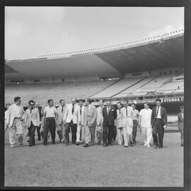 Fotografia "Visita do Lacerda ao Estádio do Maracanã c/ Antonio Carlos; LACERDA.. Carlos - visita Mstadio do Maracanã - para ver ver as obras - que foram iniciadas com Sete Camaras" ([Local n/d] , 1961) [negativo]. / Fotógrafo(a): Ribeiro.  -- ITEM-0005.