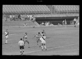 Fotografia "CAMPEONATO CARIOCA DE PROFISSIONAIS DE 1963' (1º Turno) Jogo Vasco da Gama x Olaria (1 x 0) no Maracanã" ([Local n/d] , 1963) [negativo]. / Fotógrafo(a): Demócrito; Ribeiro.  -- ITEM-0049.