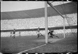 Fotografia "Futebol - R.J. (Copa Rio - 1951) (Maracanã) Juventus 2 (Itália) x Palmeiras 2 (Brasil), Repórter: Equipe, Seção: Esportes" ([Local n/d] , 1951) [negativo]. / Fotógrafo(a): Equipe.  -- ITEM-0010.