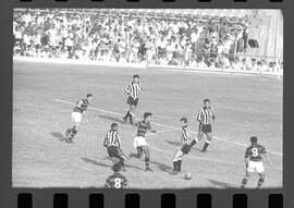 Fotografia "FUTEBOL = 'CAMPEONATO CARIOCA DE PROFISSIONAIS' Jogo Flamengo x Botafogo (3 x 1), America x Portuguesa (2 x 1), Madureira x Bangu (1 x 2), C. Grande x S. Cristovão (1 x 0) e C. Rio x Olaria (1 x 7), Reportagem de Esporte" ([Local n/d] , 1963) [negativo]. / Fotógrafo(a): Equipe.  -- ITEM-0105.