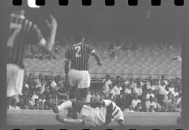 Fotografia "Jogos Campeonato Carioca; 'CAMPEONATO CARIOCA DE 1963' de PROFISSIONAIS (1º Turno) Jogos Vasco x Fluminense (3 x 1) Botafogo x Canto do Rio (3 x 0) America x Madureira (5 x 2) e Olaria x Portuguesa, Reportagem de Esporte" ([Local n/d] , 1963) [negativo]. / Fotógrafo(a): Equipe.  -- ITEM-0268.