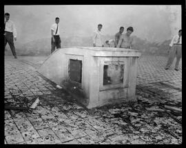 Fotografia "Princípio de incêndio no jornal 'Última Hora'" ([Local n/d] , [Data n/d]) [negativo]. / Fotógrafo(a): Ernani Contursi.  -- ITEM-0003.
