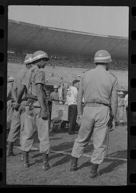 Fotografia "CAMPEONATO CARIOCA DE PROFISSIONAIS DE 1963 (1º TURNO) Jogos - Campeonato Carioca. Flamengo x Madureira (5 x 0) - Vasco x América (2 x 0) e Fluminense x Portuguesa (1 x 1). e Peter Kedzierski, homem voador dos EUA, (Vôo)" ([Local n/d] , 1963) [negativo]. / Fotógrafo(a): Equipe.  -- ITEM-0055.