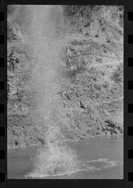 Fotografia "Manobras em Ribeirão das Lages (Paraquedistas: Sobrevivência na Selva operação); 'PARAQUEDISTAS' PARAQUEDISTAS em manobra em Ribeirão das Lages" ([Local n/d] , 1963) [negativo]. / Fotógrafo(a): Méra; Caban.  -- ITEM-0017.